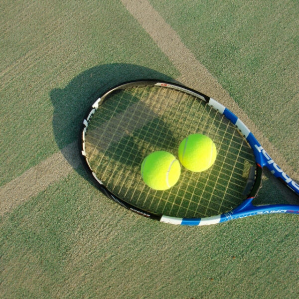 【スポーツの秋にテニスを始めよう！】初心者でも失敗しない！硬式テニスラケットの選び方ガイド🎾